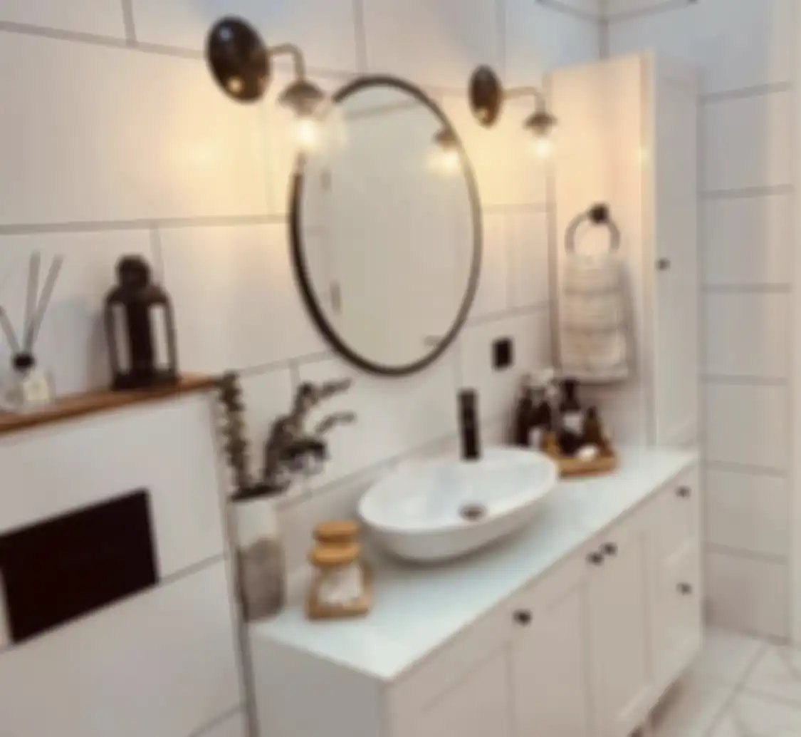 Kamar mandi terbukti bisa meredam emosi orang rumah karena memakai 7 warna cat ini. Foto tampilannya diacungi jempol.