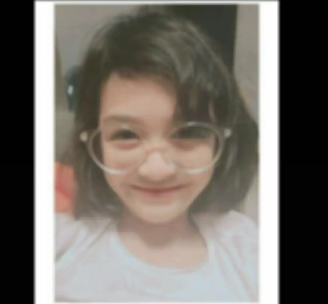Foto bukti Rezky Aditya menggendong anak Wenny Ariani disebarkan. Namun, kondisi leher Mayangsari ikut dibawa-bawa gegara foto ini.