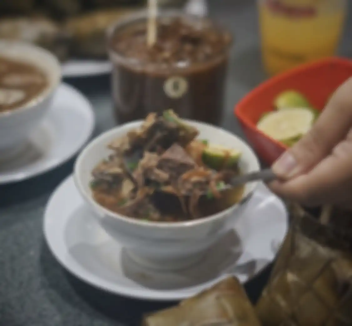 7 foto tempat wisata kuliner di Makassar yang cocok buat makan siang enak. 
