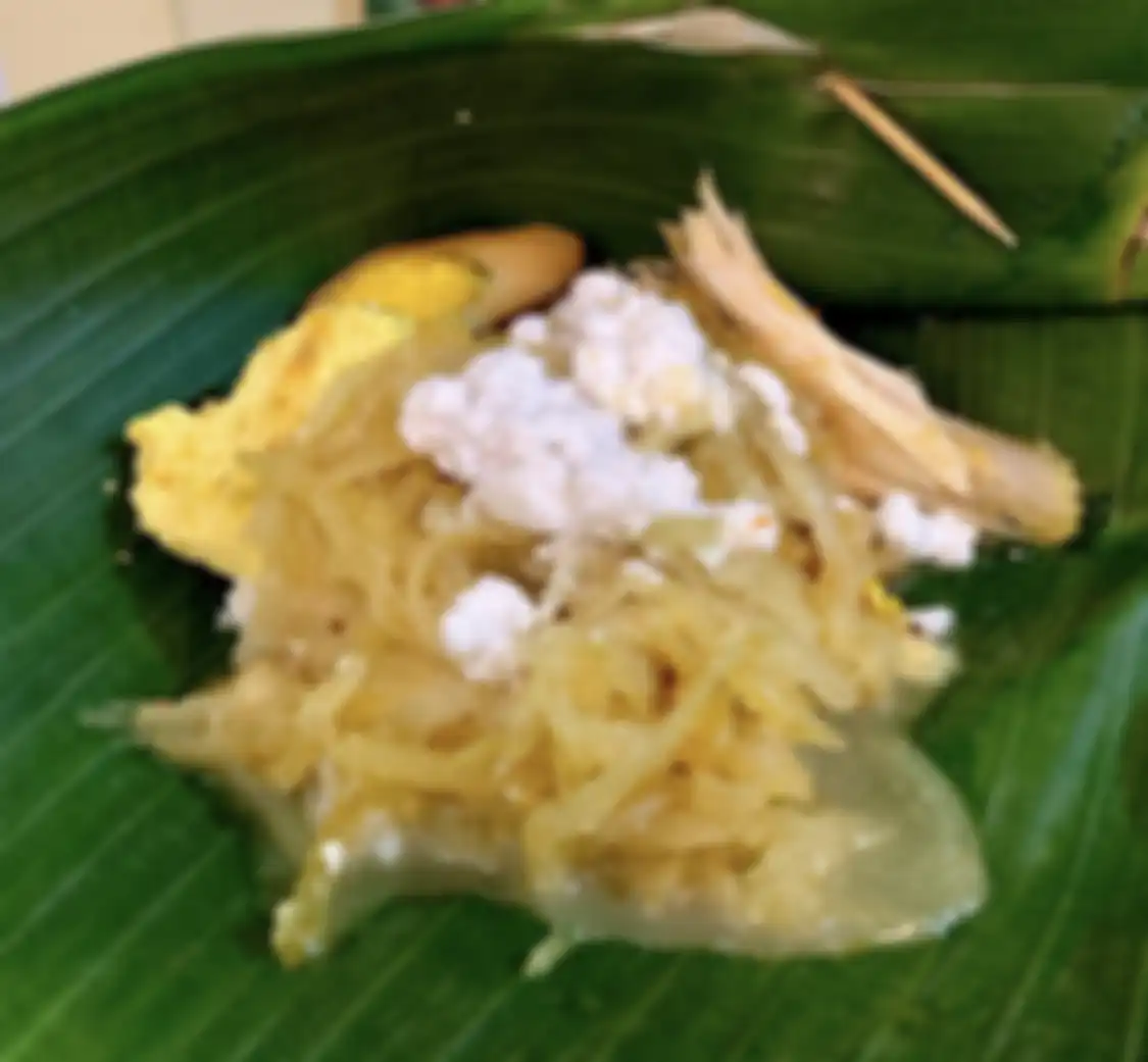 Inilah 7 tempat wisata kuliner di Solo yang sajikan nasi liwet teman sarapan enak. Cocok buat mood booster berburu foto liburan aesthetic.