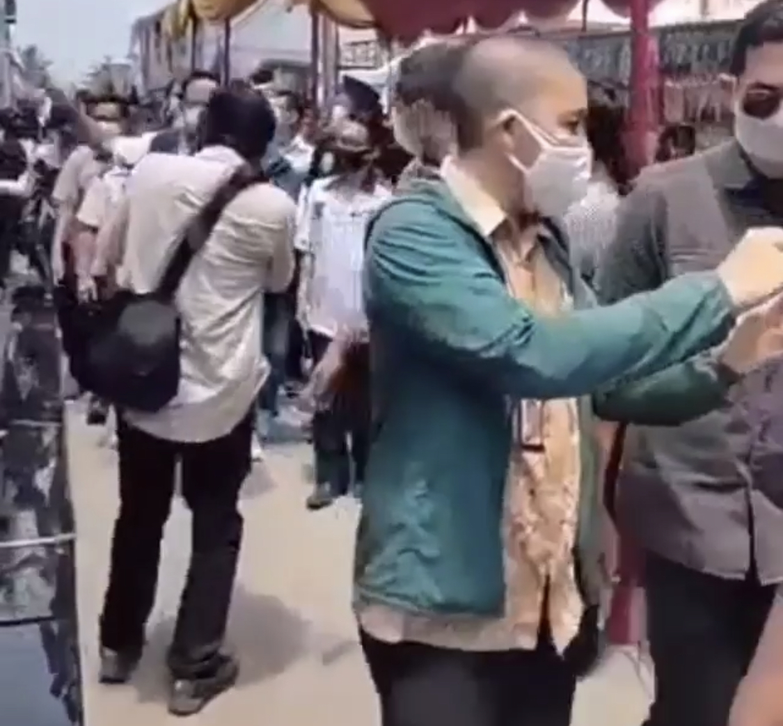 Anies Baswedan bercerita mengenai foto detik-detik kejadian yang viral di media sosial itu. Ia menyebut sandalnya putus.