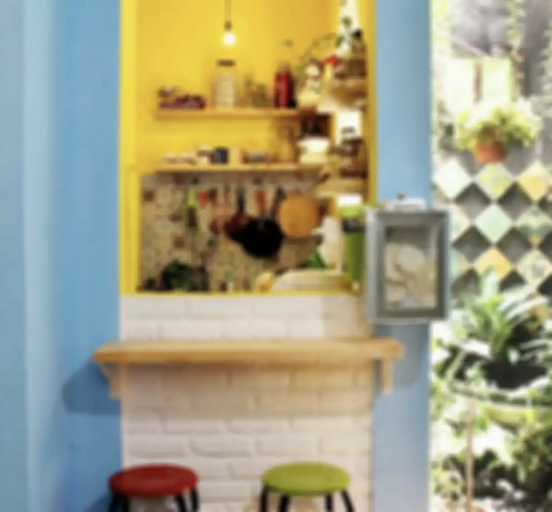 Ternyata begini alasan desain dapur jadul dipasangi elemen bermotif tak biasa. Agar foto interiornya makin terlihat aesthetic.