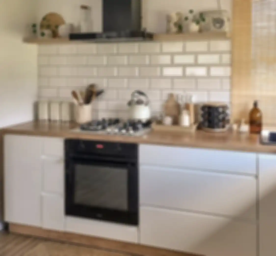 Celah oven dan lemari dapur kerap menimbulkan bau tak sedap yang membandel. 