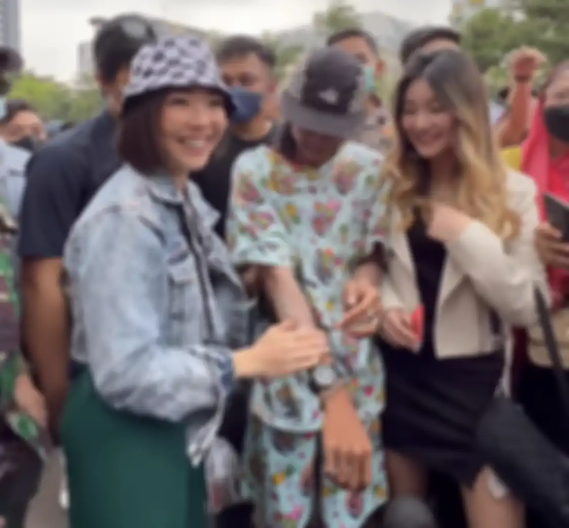Bonge dapat kerjaan dari Gisel yang datang ke Dukuh Atas. Citayam Fashion Week makin viral gegara rencana Baim Wong. 