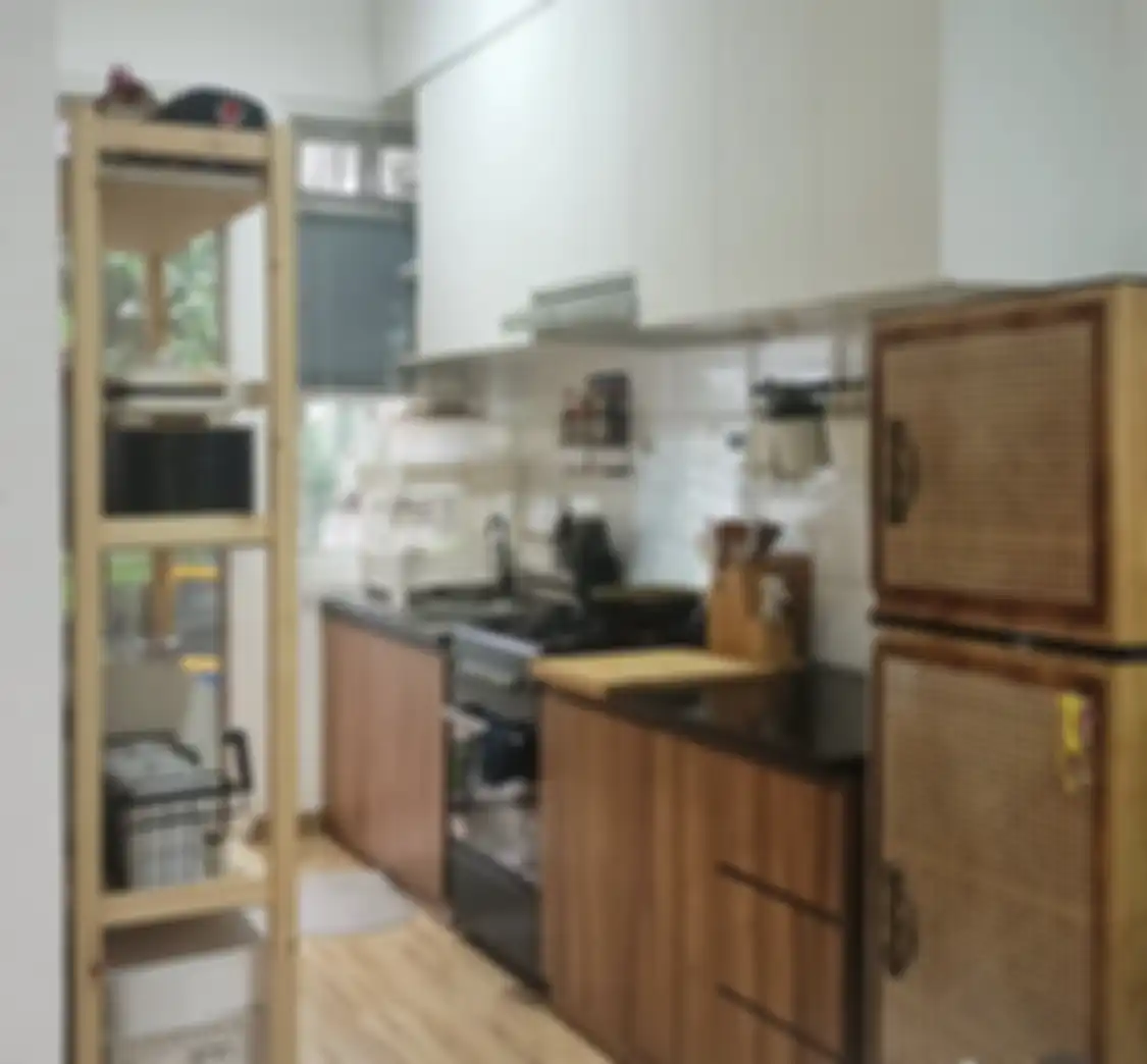 Cukup bermodalkan memasang elemen kayu di area memasak, desain dapur mungil membikin mata terpana. Foto tampilannya ditiru.