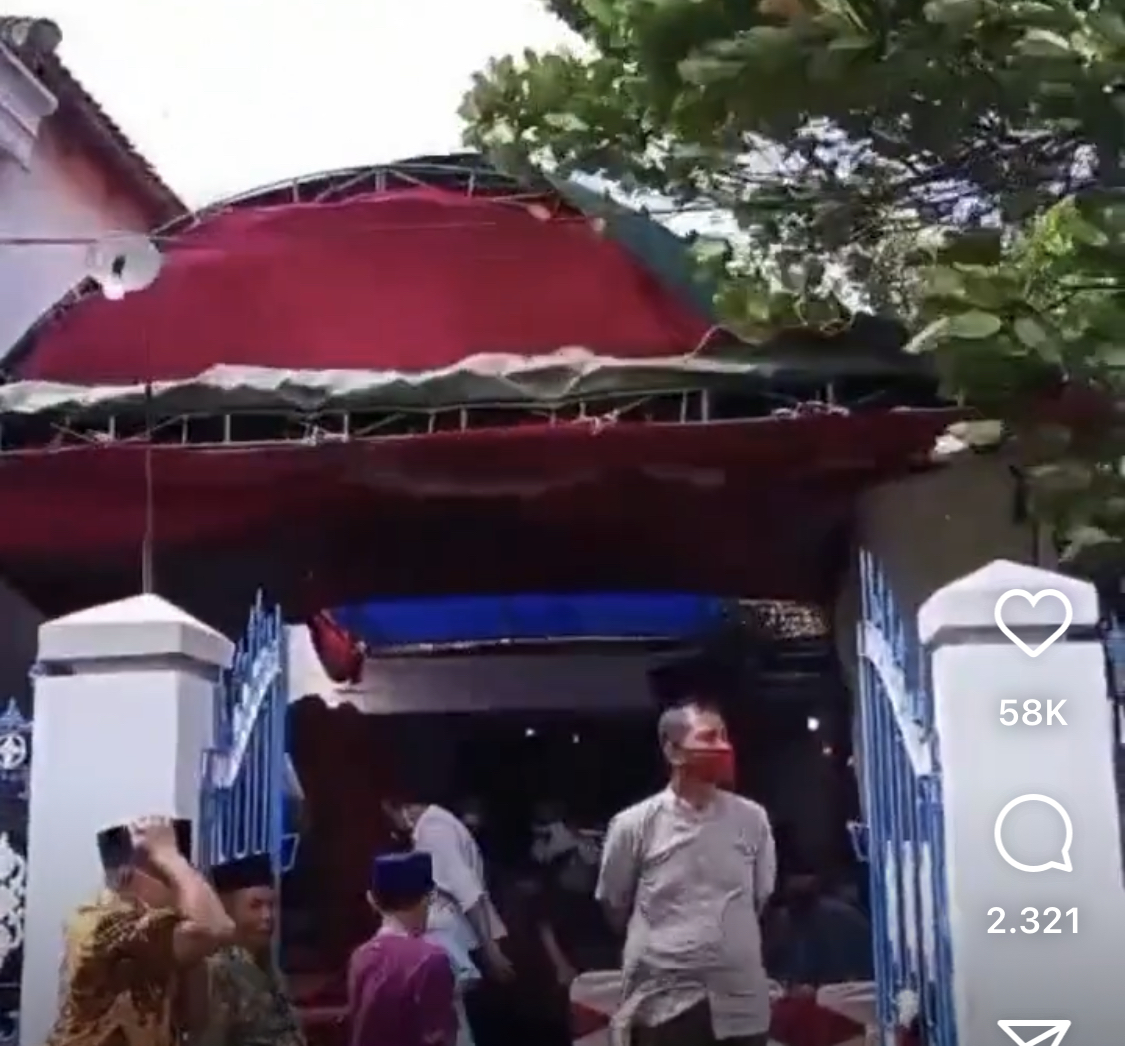 Sebuah helikopter mendarat di dekat acara pernikahan terekam kamera foto. Video ini membuat netizen ngakak. 