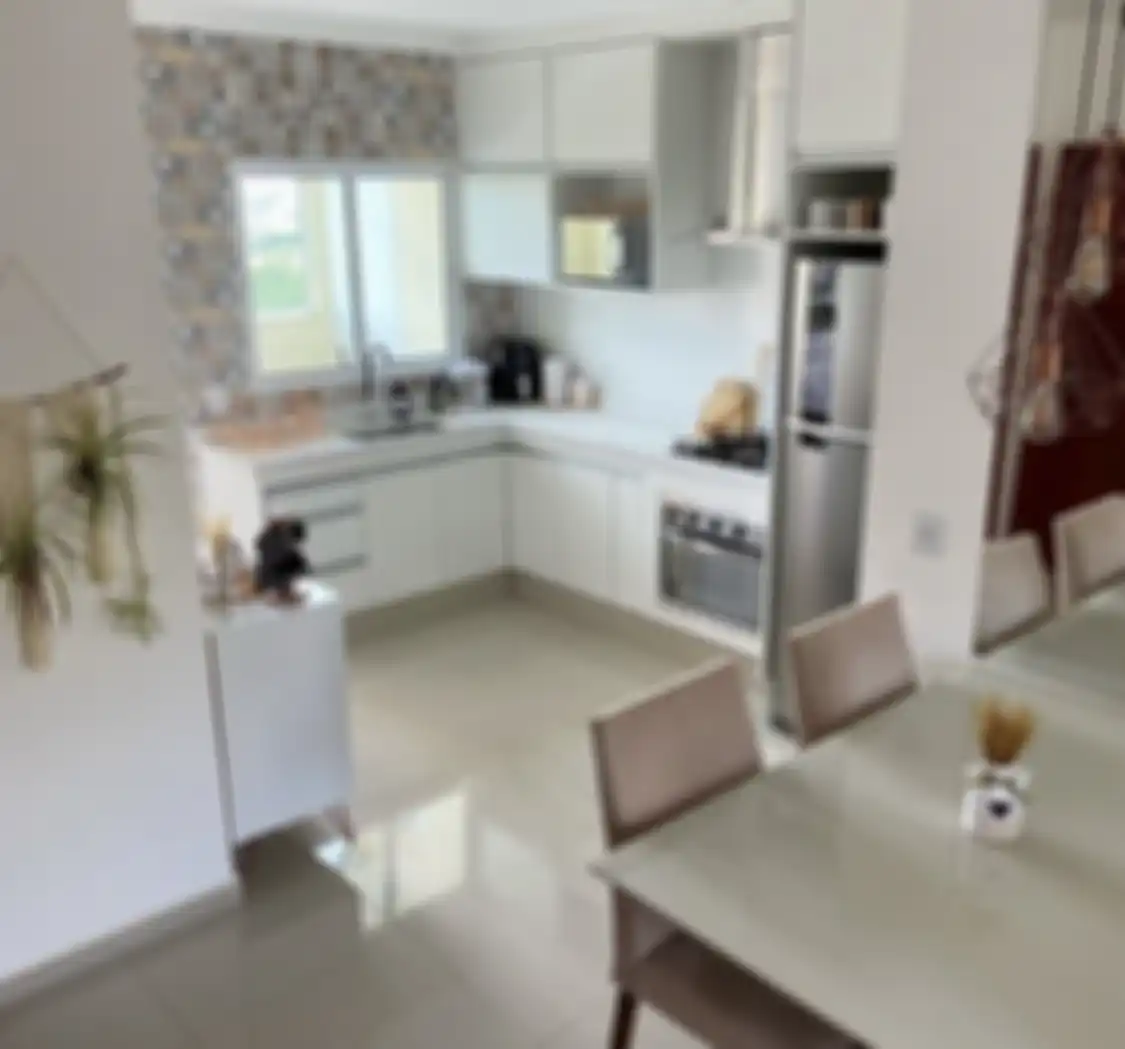 Foto interior area memasak yang mengusung desain warna putih. Dekorasinya bikin ngiler.
