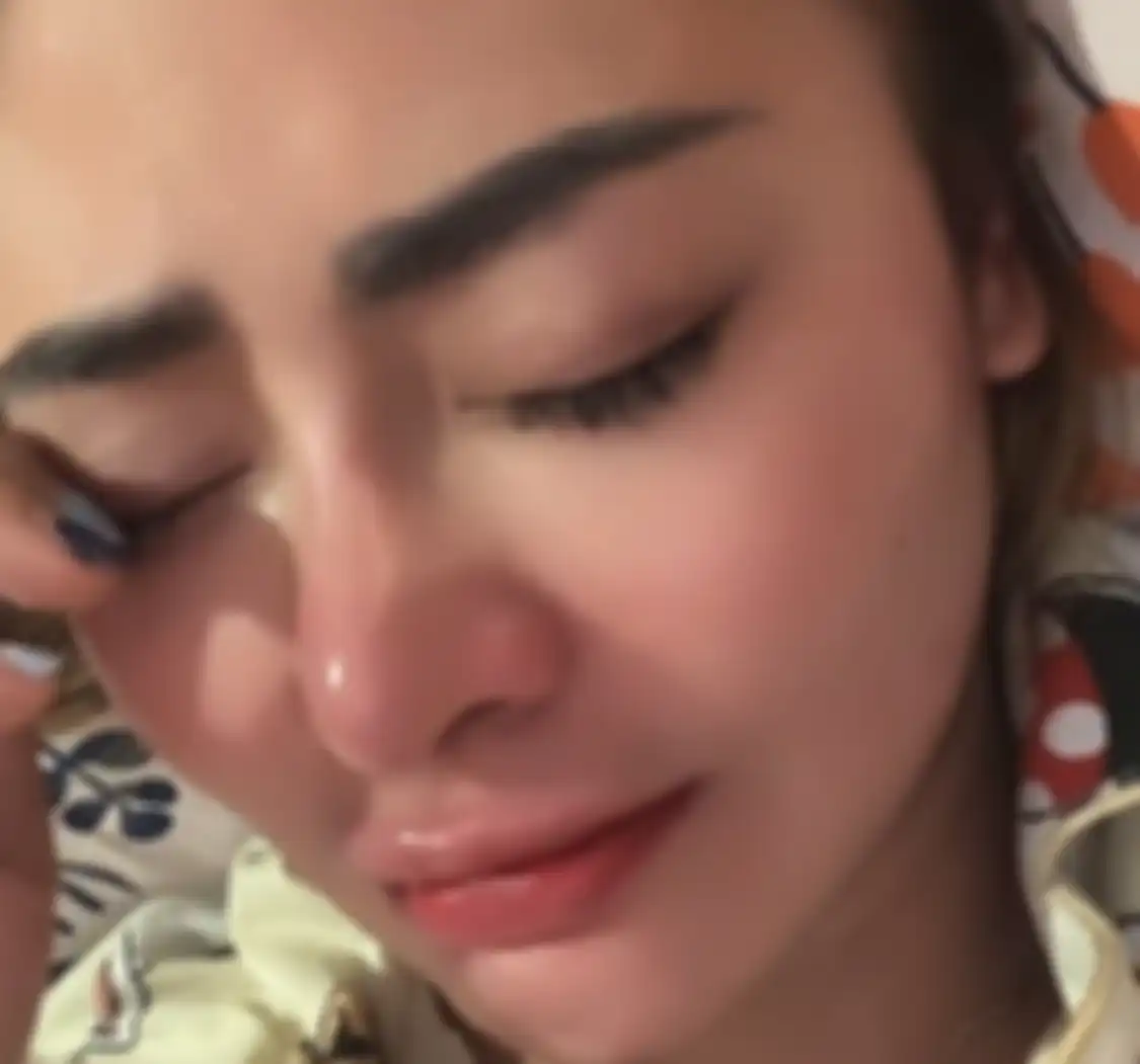Artis seksi Vitalia Sesha mengunggah foto menangis seorang diri di atas ranjang. Dia murka dituding wanita simpanan pejabat korup. 