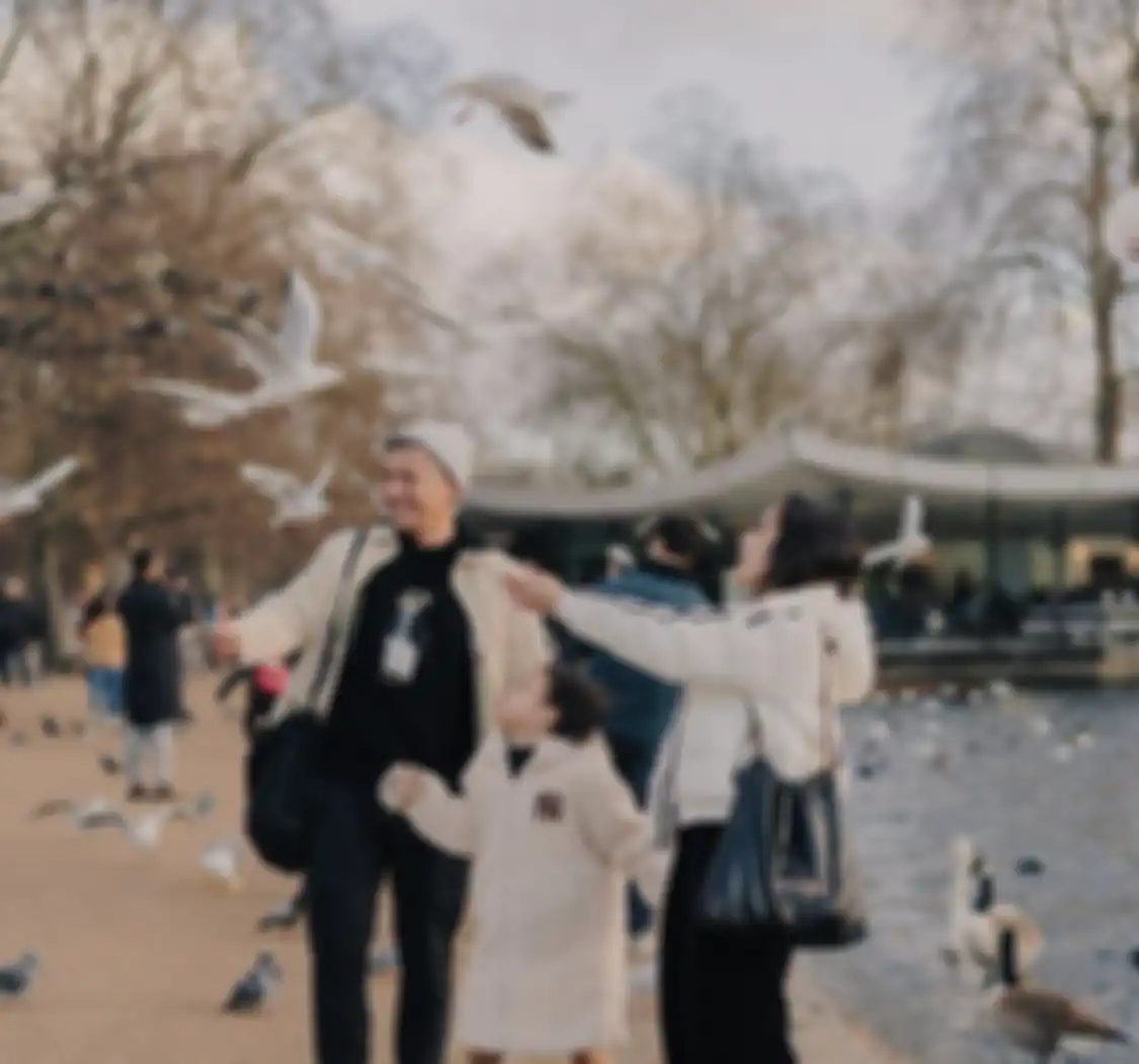 Gisella Anastasia tampak rajin memposting foto liburan bareng Gempi dan Gading Marten di London. Mereka terlihat kian hangat.