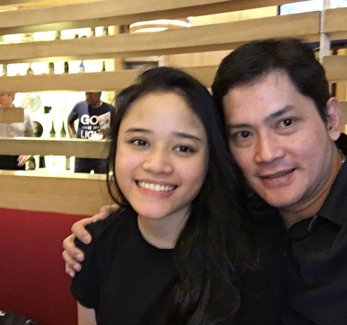 Sasqia Putri adalah putri semata wayang aktor tampan Onky Alexander, bintang utama film Catatan Si Boy.