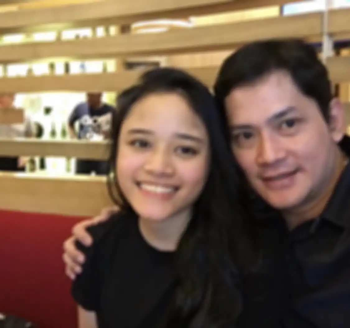 Sasqia Putri adalah putri semata wayang aktor tampan Onky Alexander, bintang utama film Catatan Si Boy.