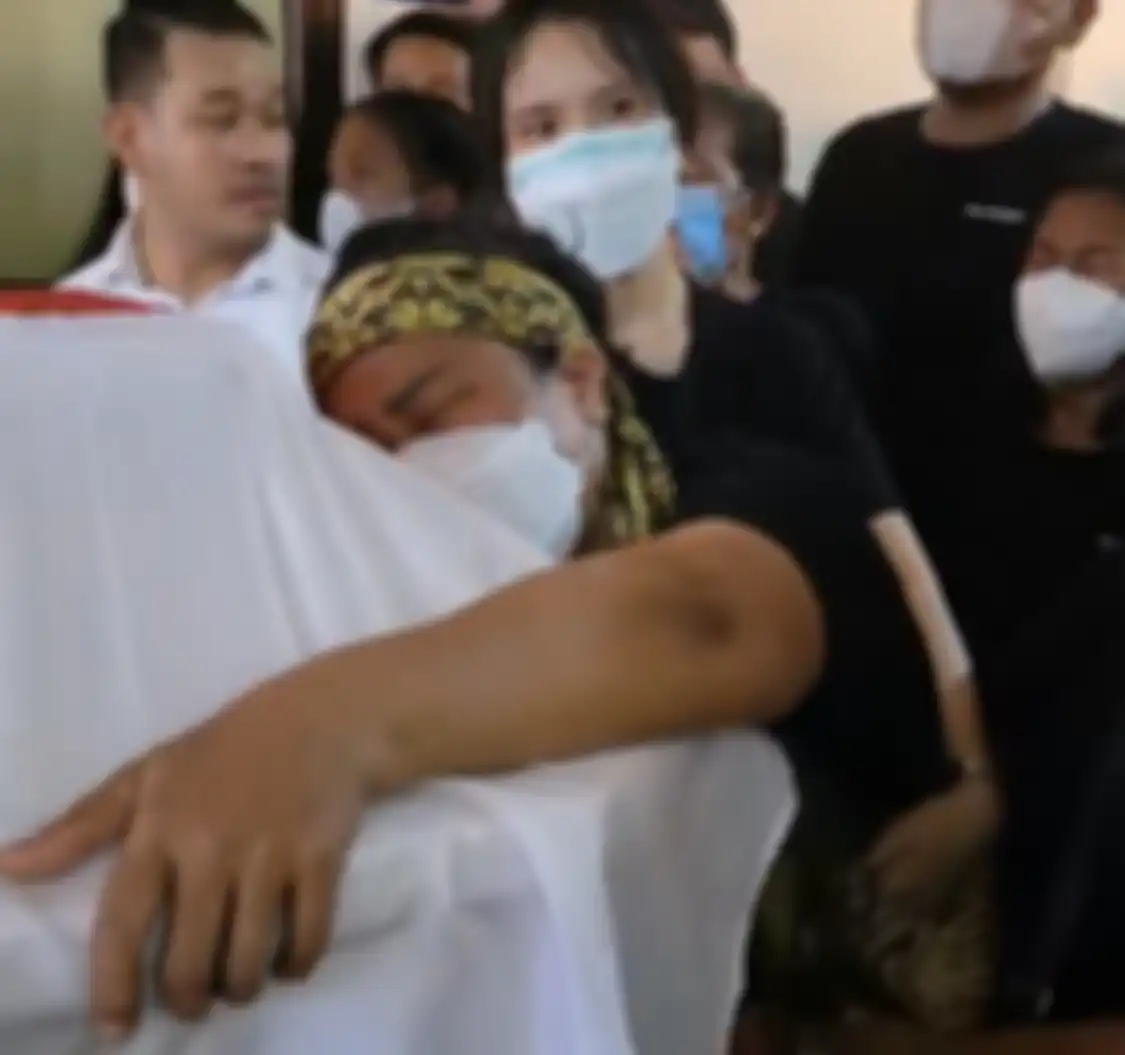 Pengacara keluarga Brigadir J yang meminta penyidik periksa petir sampai bikin mantan Ketua MK tersenyum kecut. Foto sang ahli hukum dicari. 