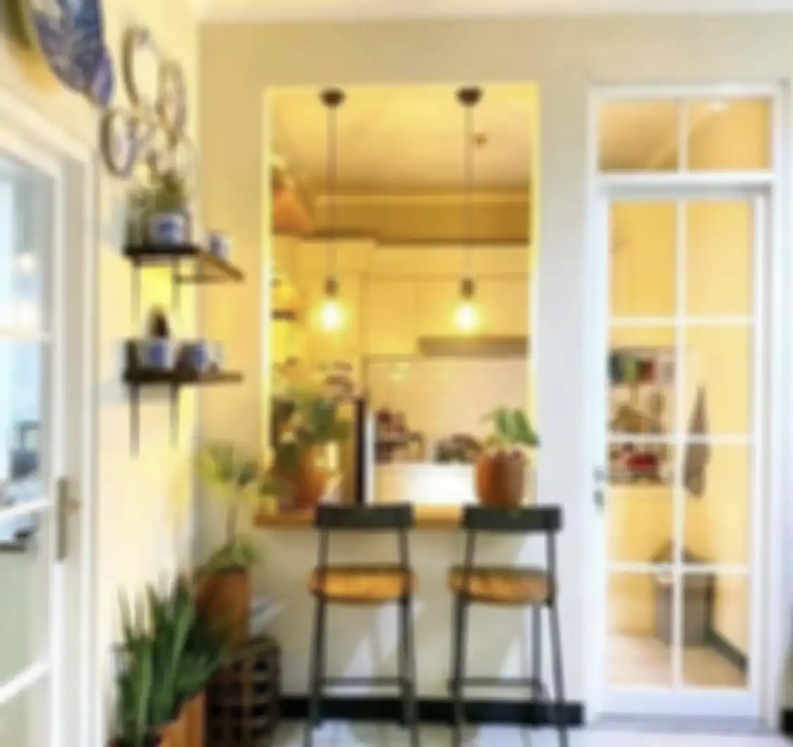 Foto tampilan desain dapur kecil dengan model pencahayaan ini kian aesthetic. Ada yang sengaja dipasangi lampu bentuk tak biasa.