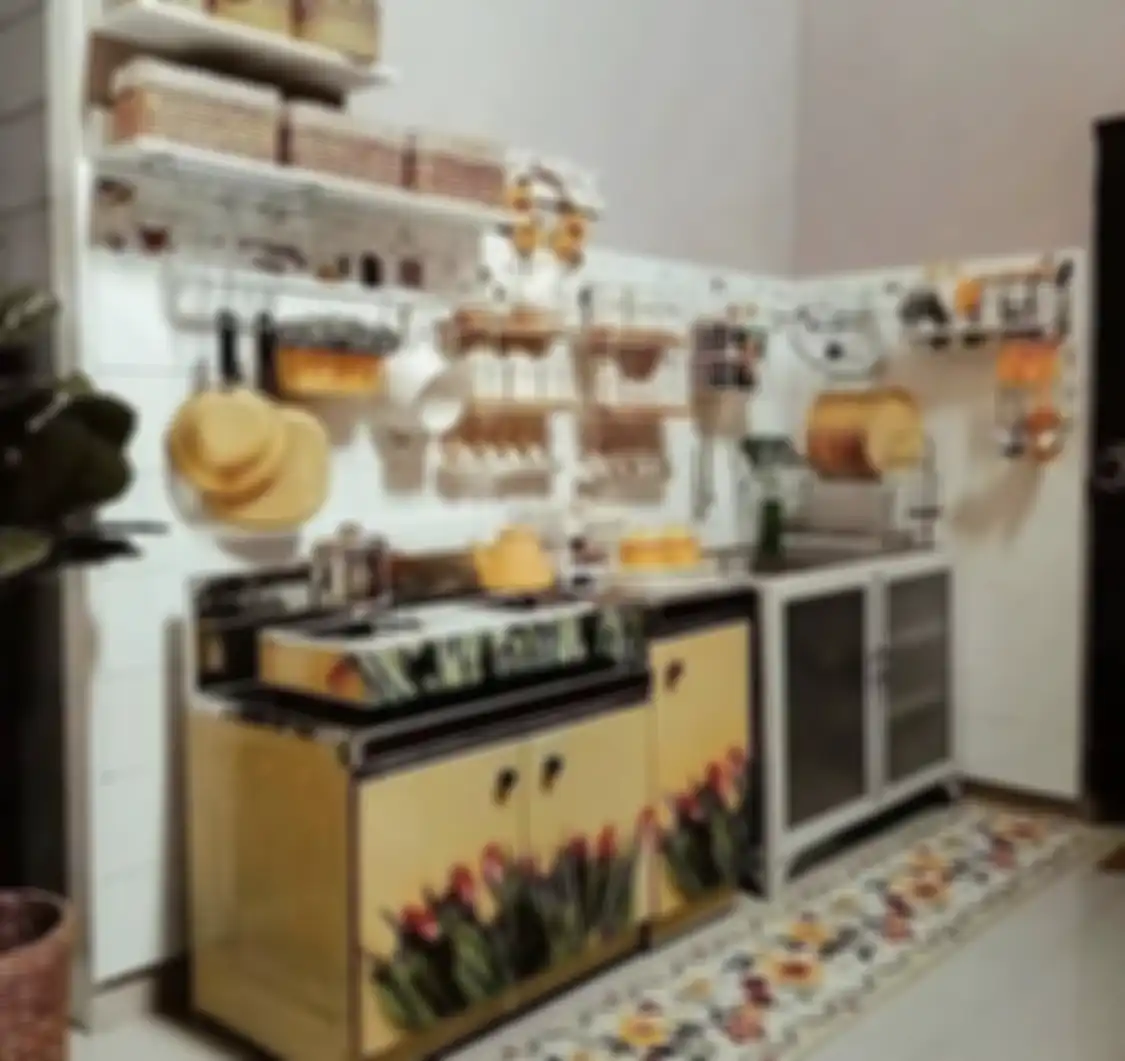 Pemilik rumah minimalis dapat melakukan penyegaran desain dapur sempit. Foto interiornya terasa lebih dinamis di bagian ini.