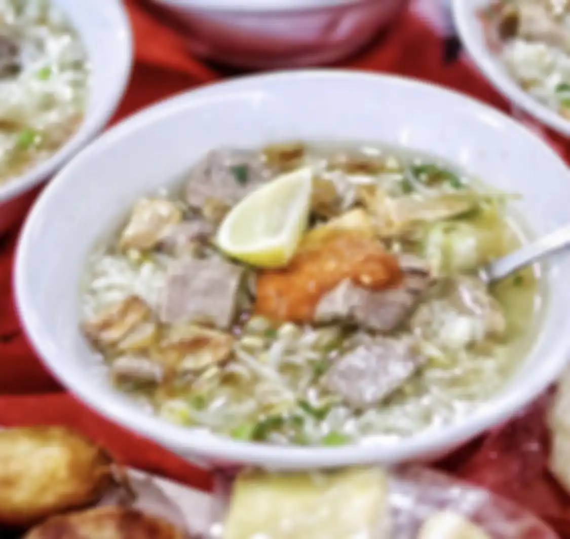 Inilah 7 tempat wisata kuliner di Solo yang menyajikan menu soto buat sarapan enak jadi pilihan utama. Cek foto sajiannya.