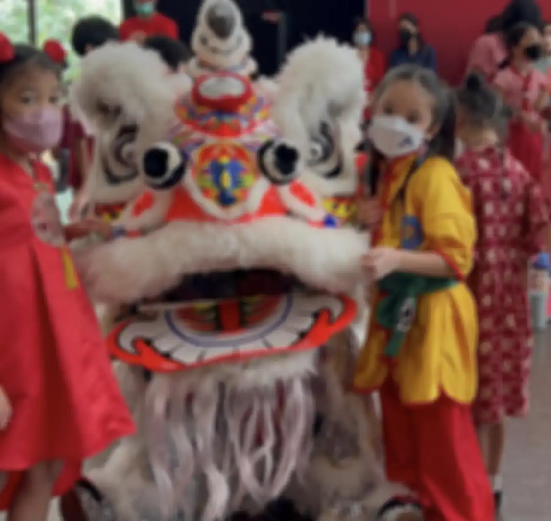 Anak kesayangan Gading Marten tampak bangga bisa menampilkan aksi jungkir balik dalam gerakan Wushu.