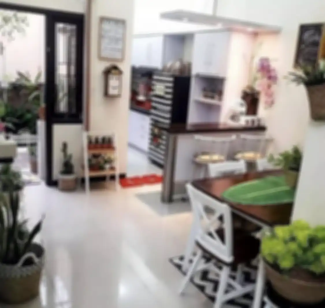 Banyak pemilik rumah sebel melihat foto dapur sempit yang tampak berantakan. Ternyata 7 cara tak biasa jadi obatnya.