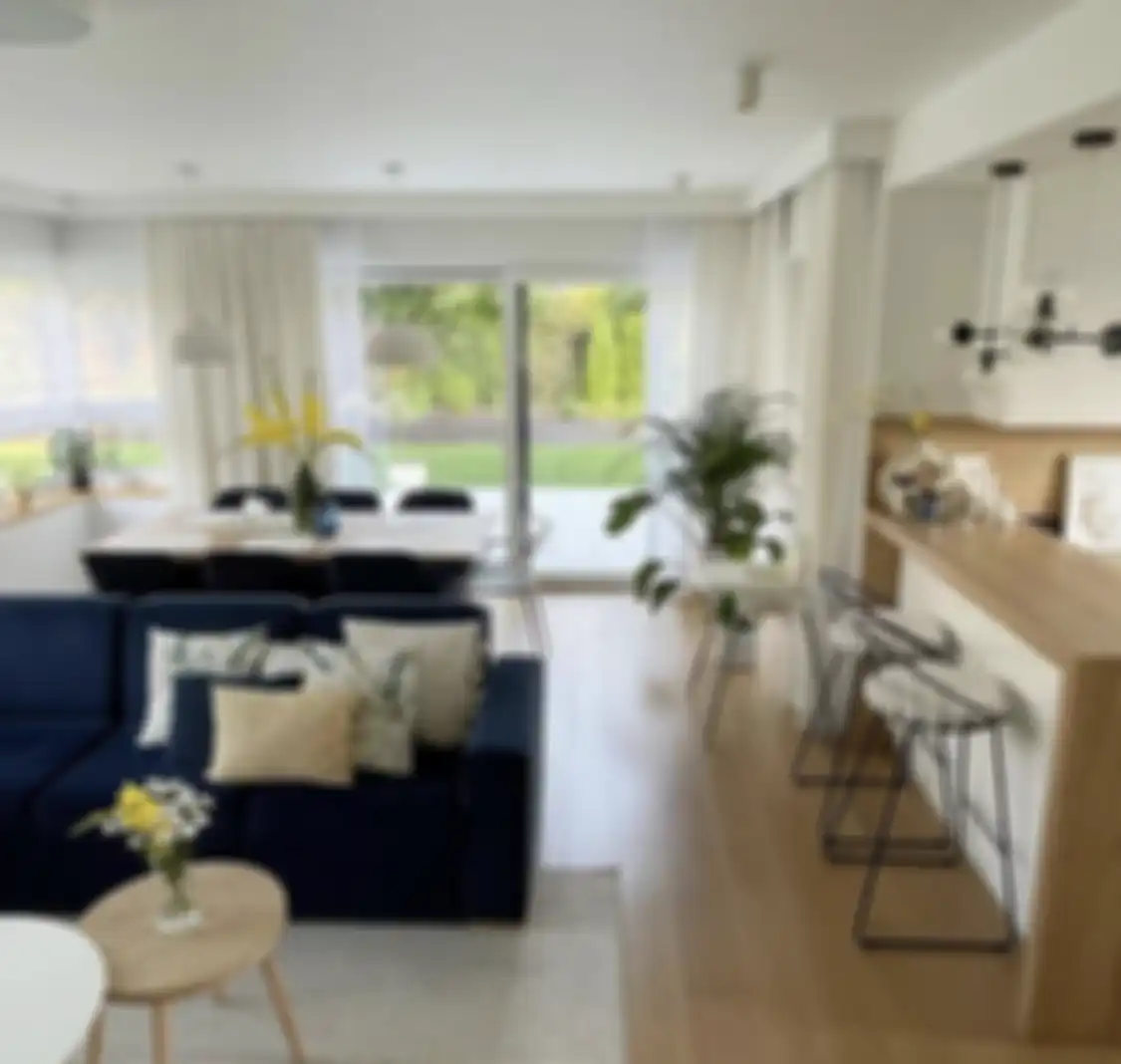 Pilih meja sederhana untuk memberikan tampilan yang lebih segar dalam perubahan desain dapur rumah minimalis.