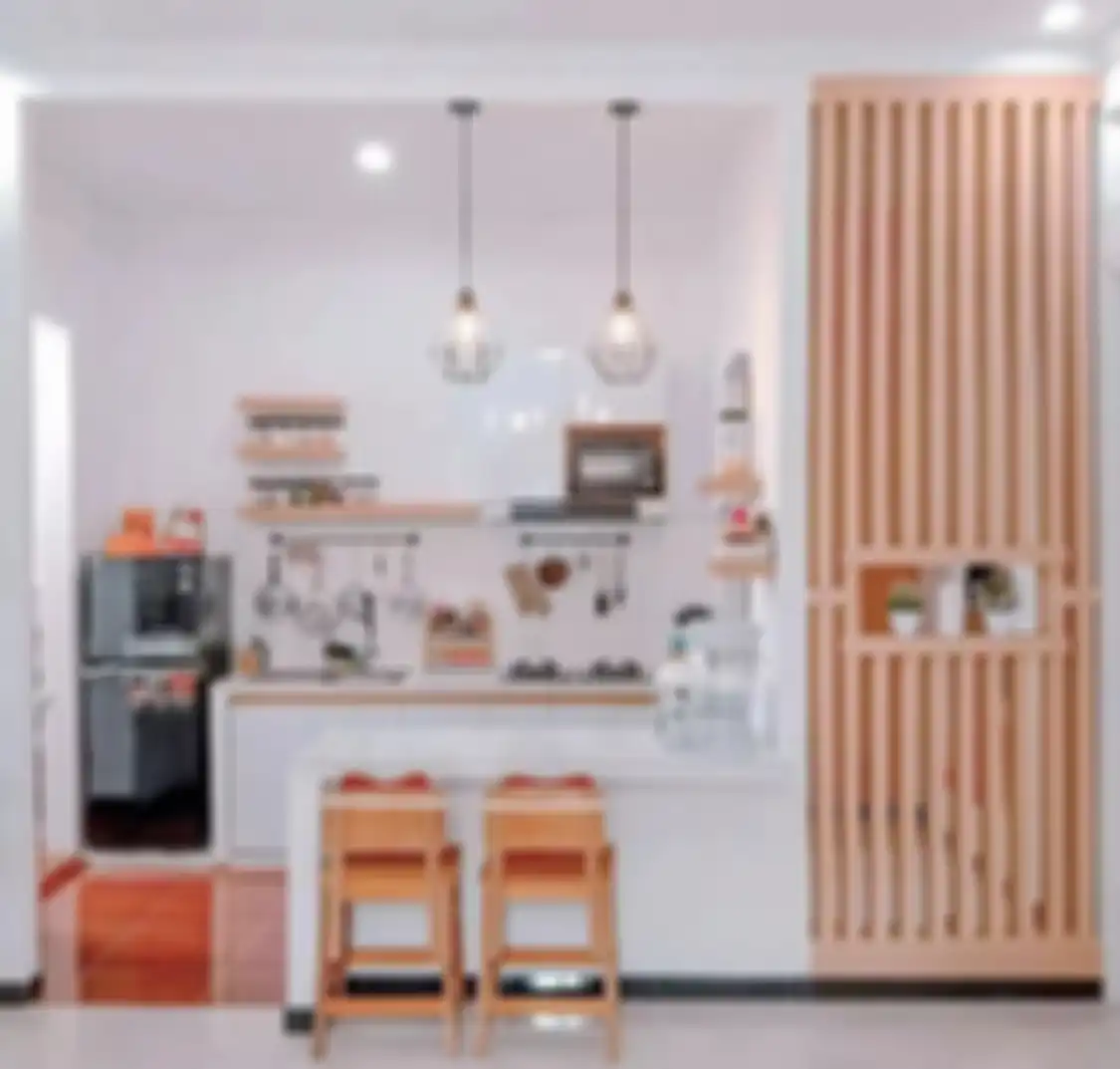 Pemilik rumah minimalis bisa mencobanya sendiri. Rak dapur terbuka punya manfaat banyak. Foto interiornya pun makin kece.