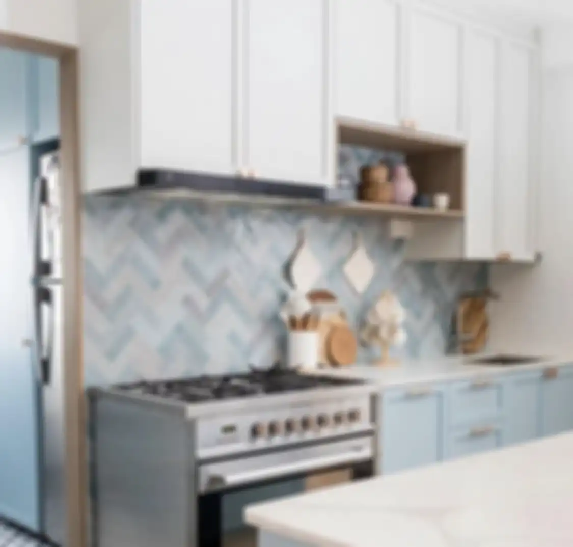Desain dapur warna putih ternyata banyak keuntungan. Jadi, bukan sekadar bersih. Pantes foto interiornya ditiru.