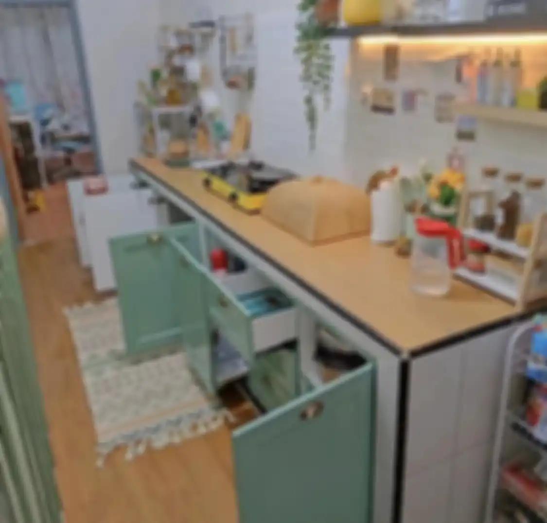 Pemilik rumah minimalis dapat melakukan penyegaran desain dapur sempit. Foto interiornya terasa lebih dinamis di bagian ini.