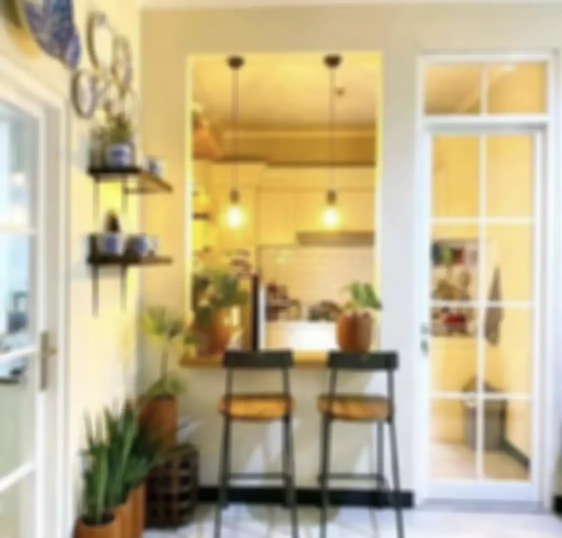 Bair nggak bikin pemilik rumah minimalis uring-uringan, desain dapur mungil ditata pakai trik tak biasa. Foto hasilnya jadi aesthetic.