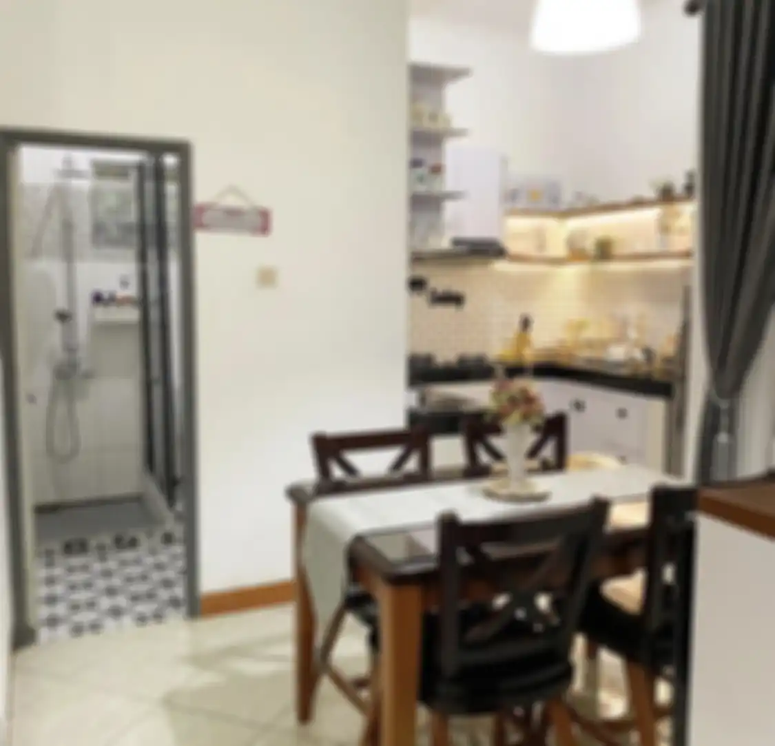 Trik membuat foto lantai dapur mungil terlihat kinclong. Cukup mainkan alat ini dengan pembersih alami.