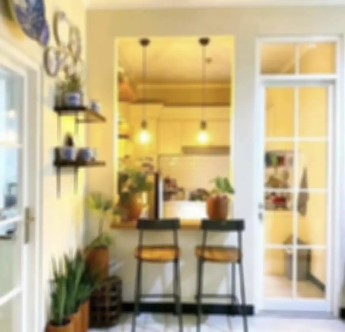 Banyak pemilik rumah minimalis yang belum tahu. Ini cara sepele agar dapur mungil selalu tampak rapi. Foto interiornya auto banjir likes.