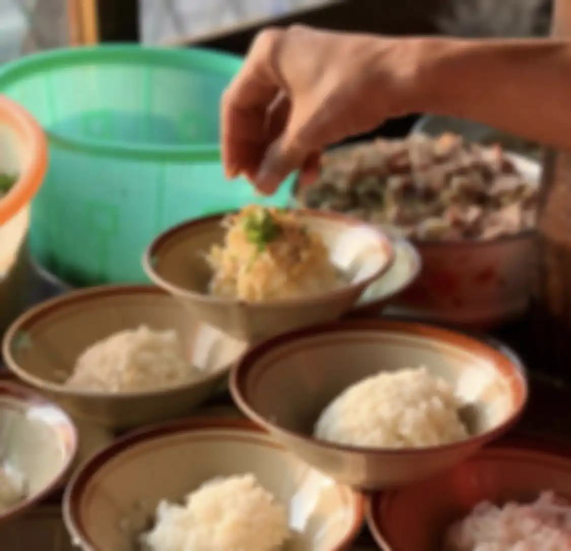Inilah 7 tempat wisata kuliner di Solo yang menyajikan menu soto buat sarapan enak jadi pilihan utama. Cek foto sajiannya.