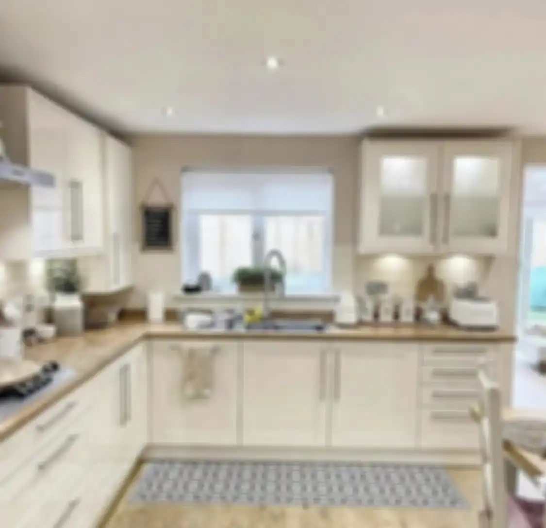 Usai dapat trik mujarab mengatur dapur kecil yang efektif mertua pemilik rumah minimalis tersenyum puas. Foto interiornya jadi lebih luas.