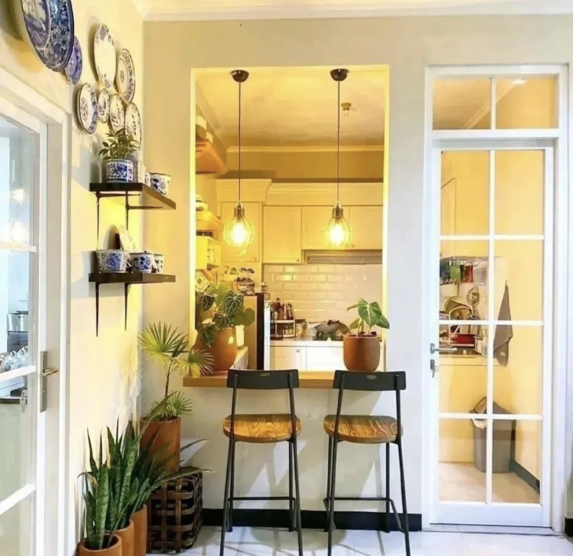 Banyak pemilik rumah sebel melihat foto dapur sempit yang tampak berantakan. Ternyata 7 cara tak biasa jadi obatnya.