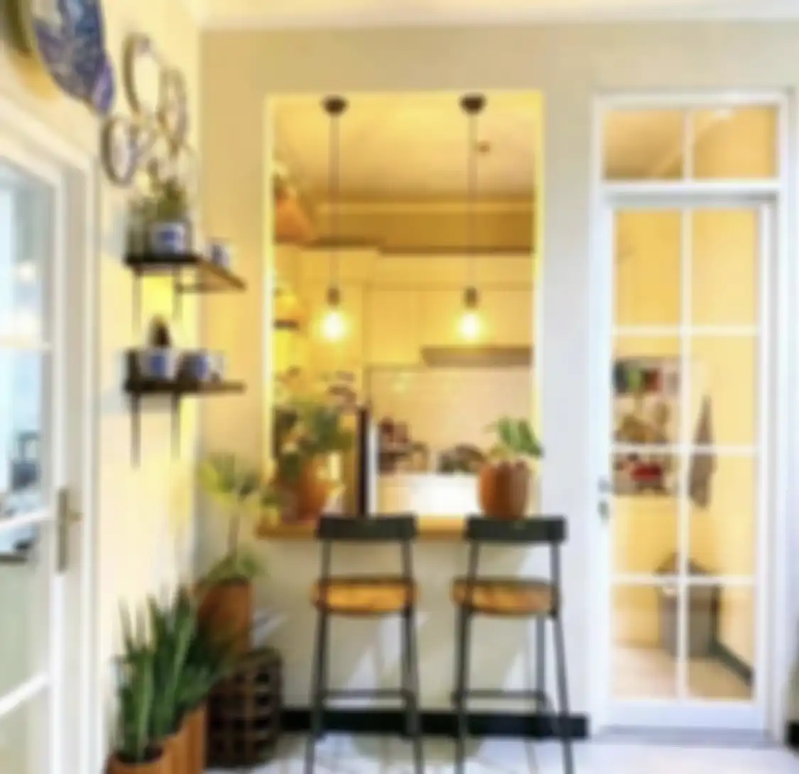 Banyak pemilik rumah sebel melihat foto dapur sempit yang tampak berantakan. Ternyata 7 cara tak biasa jadi obatnya.