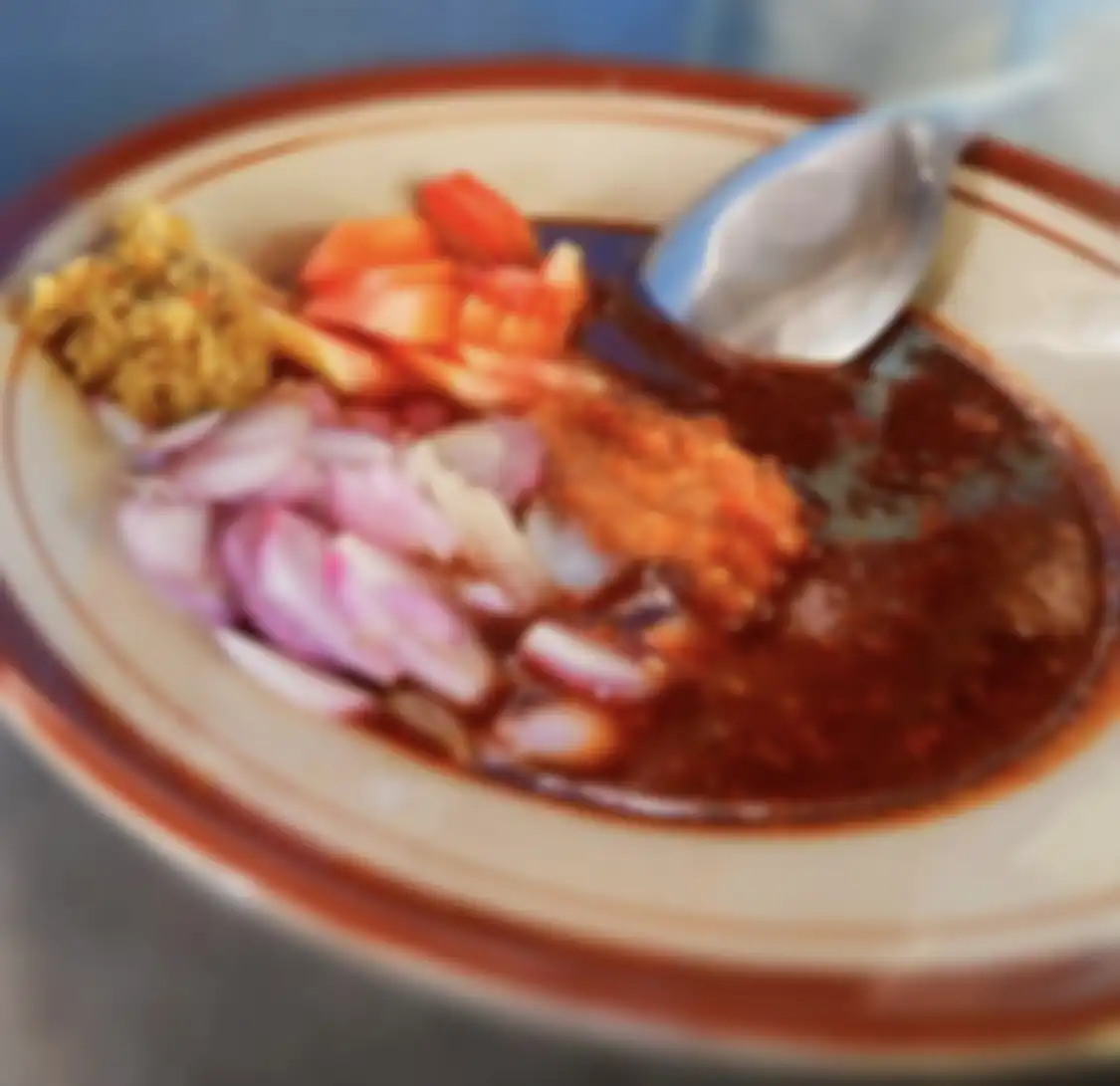 Sate Ayam Pak Dji Pati punya cita rasa berbeda dengan sate ayam lain. Ciri khasnyam bumbu dan varian satenya.