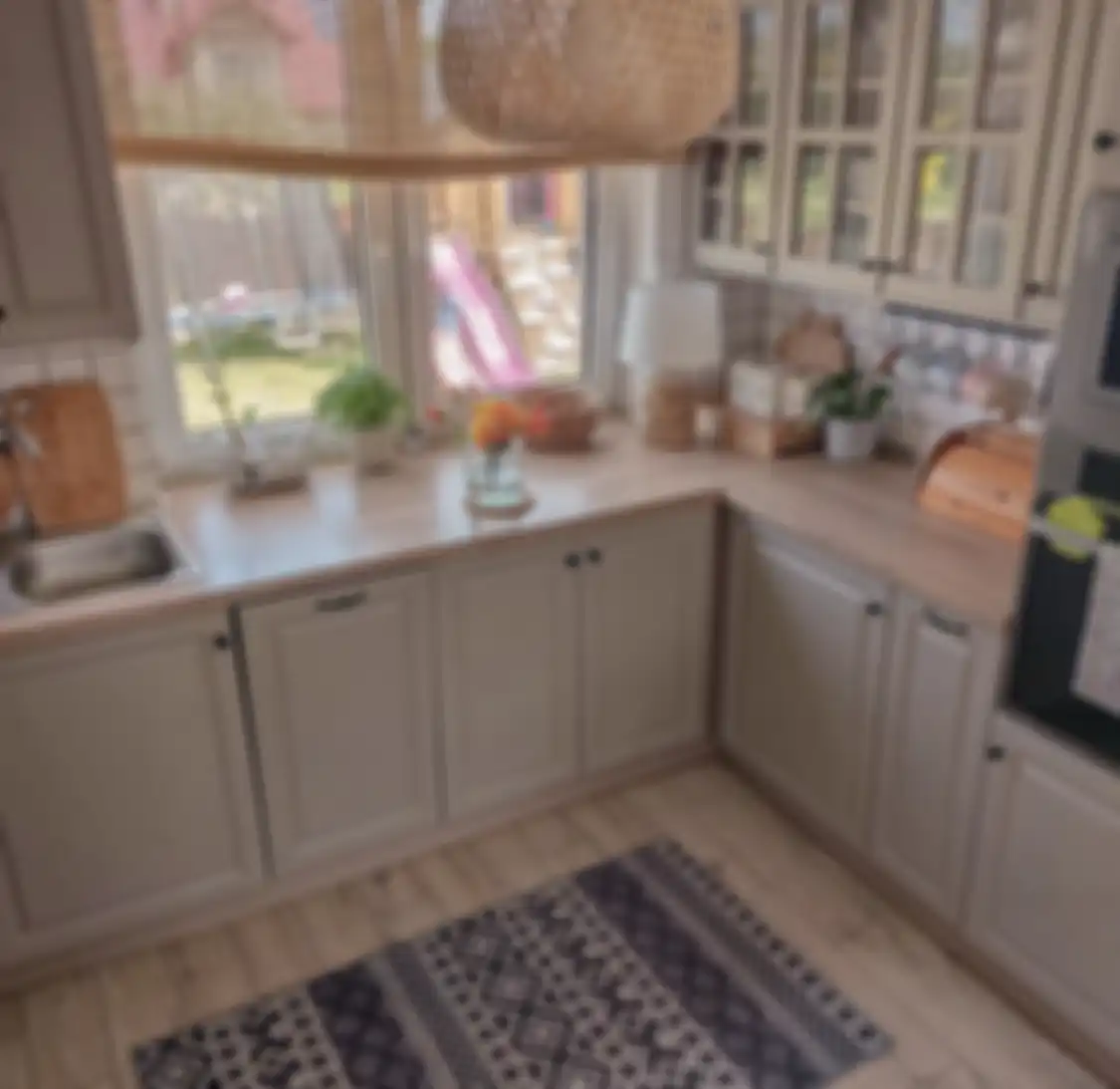 Perhatikan warna kabinet agar mampu menciptakan desain area masak ukuran mungil dengan konsep minimalis.