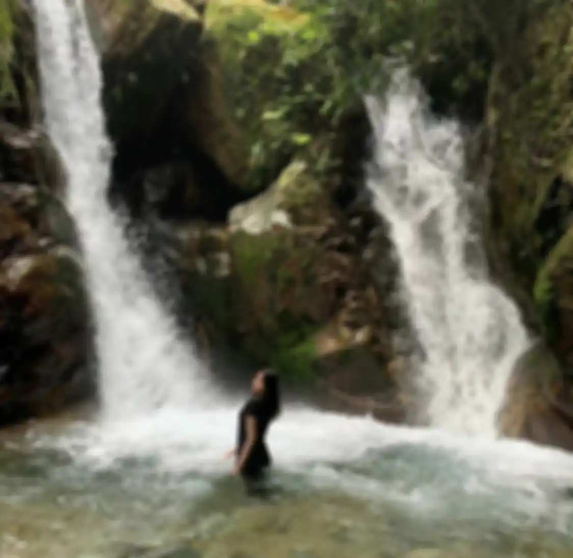 Inilah 3 tips liburan seru di Curug Cibaliung, tempat wisata alam Bogor yang cocok buat berburu foto aesthetic.