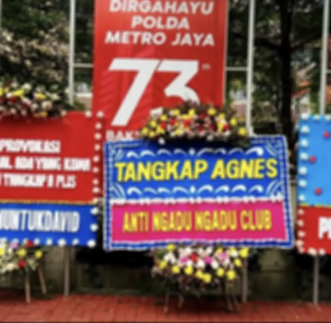 Karangan bunga yang berisi desakan agar polisi menetapkan Agnes alias A sebagai tersangka kasus penganiayaan.