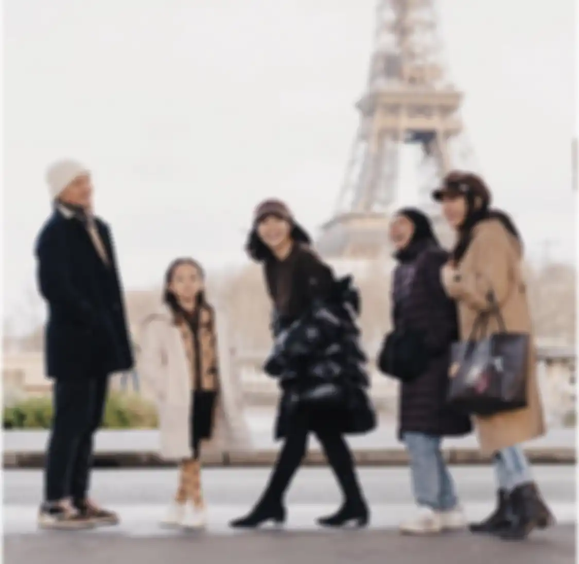 Gisel juga mengajak mamanya, Rita Marbun dan pengasuh Gempita, Almasitha liburan di Paris, Prancis.
