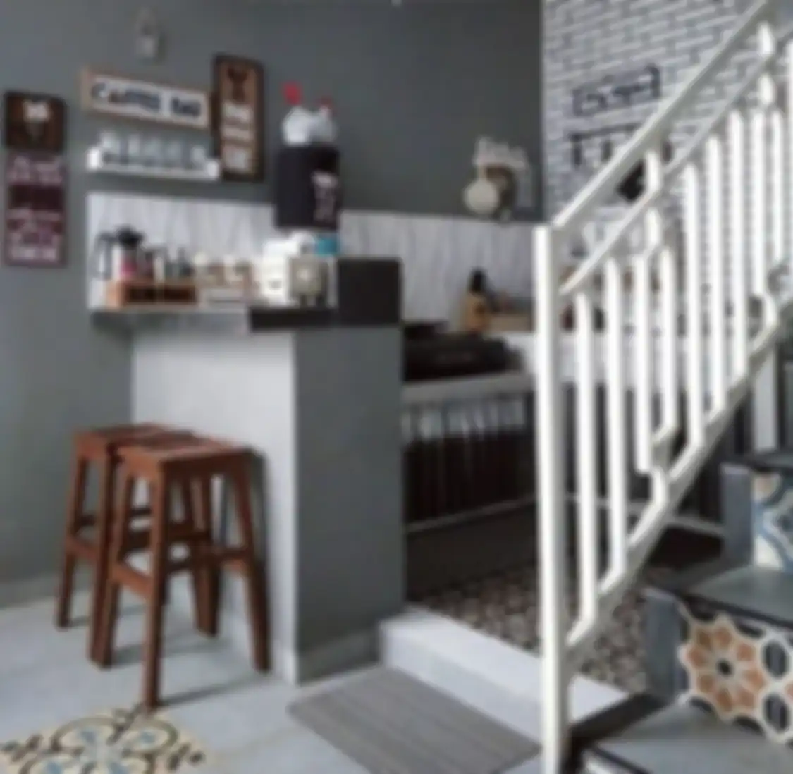 Desain dapur minimalis ini mampu mengubah tampilan area bawah tangga menjadi aesthetic. Intip 7 foto hasilnya. 