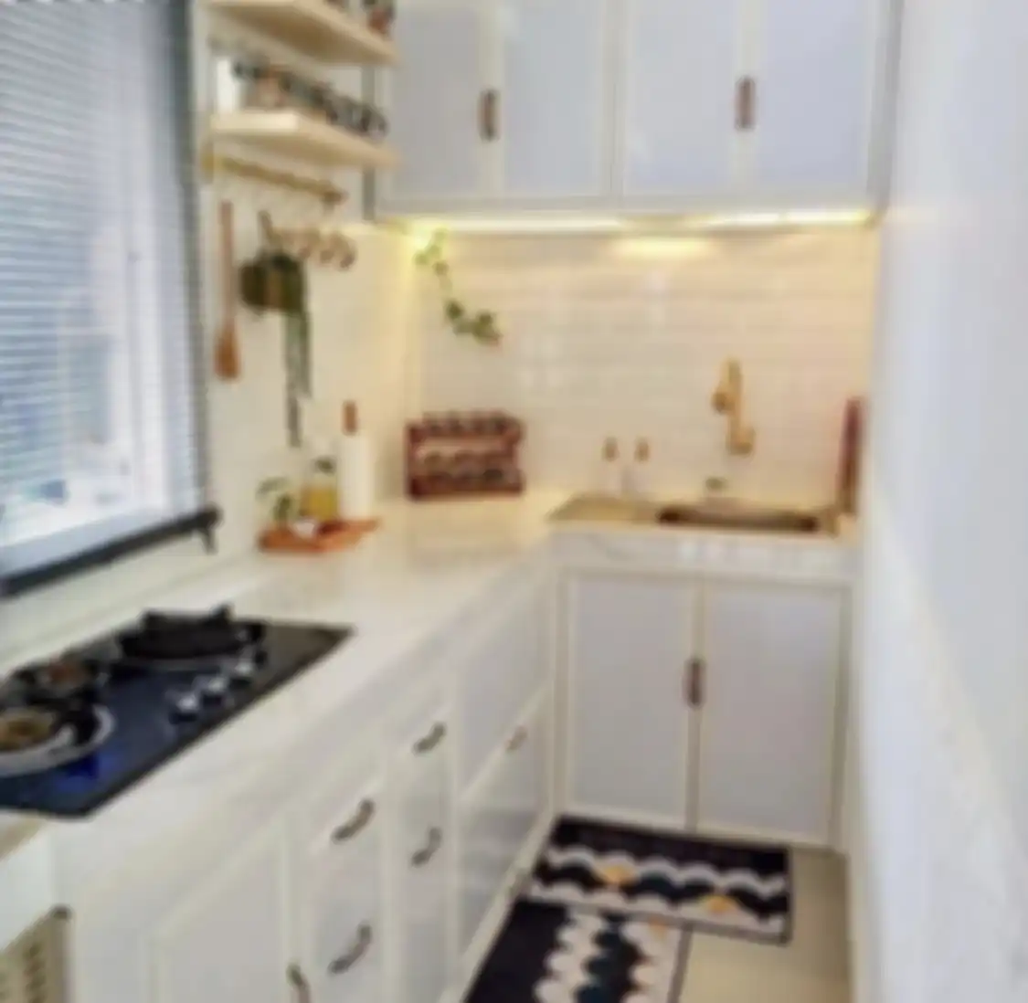 Foto tampilan desain dapur kecil dengan model pencahayaan ini kian aesthetic. Ada yang sengaja dipasangi lampu bentuk tak biasa.