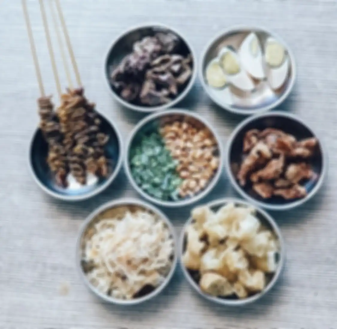 Bubur Ayam Mang H Oyo salah satu tempat wisata kuliner yang menyajikan menu sarapan enak di Bandung.
