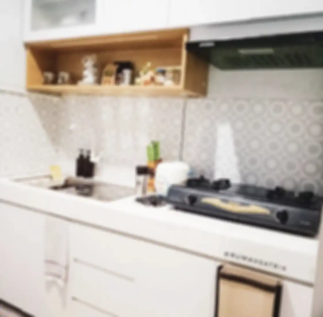 Desain dapur warna putih di rumah minimalis dijamin anti monoton. Coba pasang dekorasi model tak biasa. Foto hasilnya dipuji.