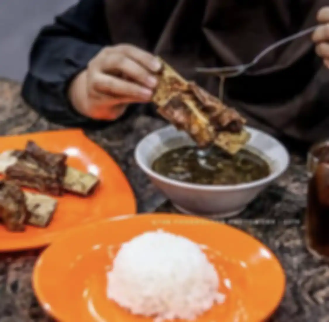Jika mencari makan siang enak di Makassar Sulawesi Selatan, 8 tempat wisata kuliner ini tak boleh dilewatkan. Cek foto menunya.