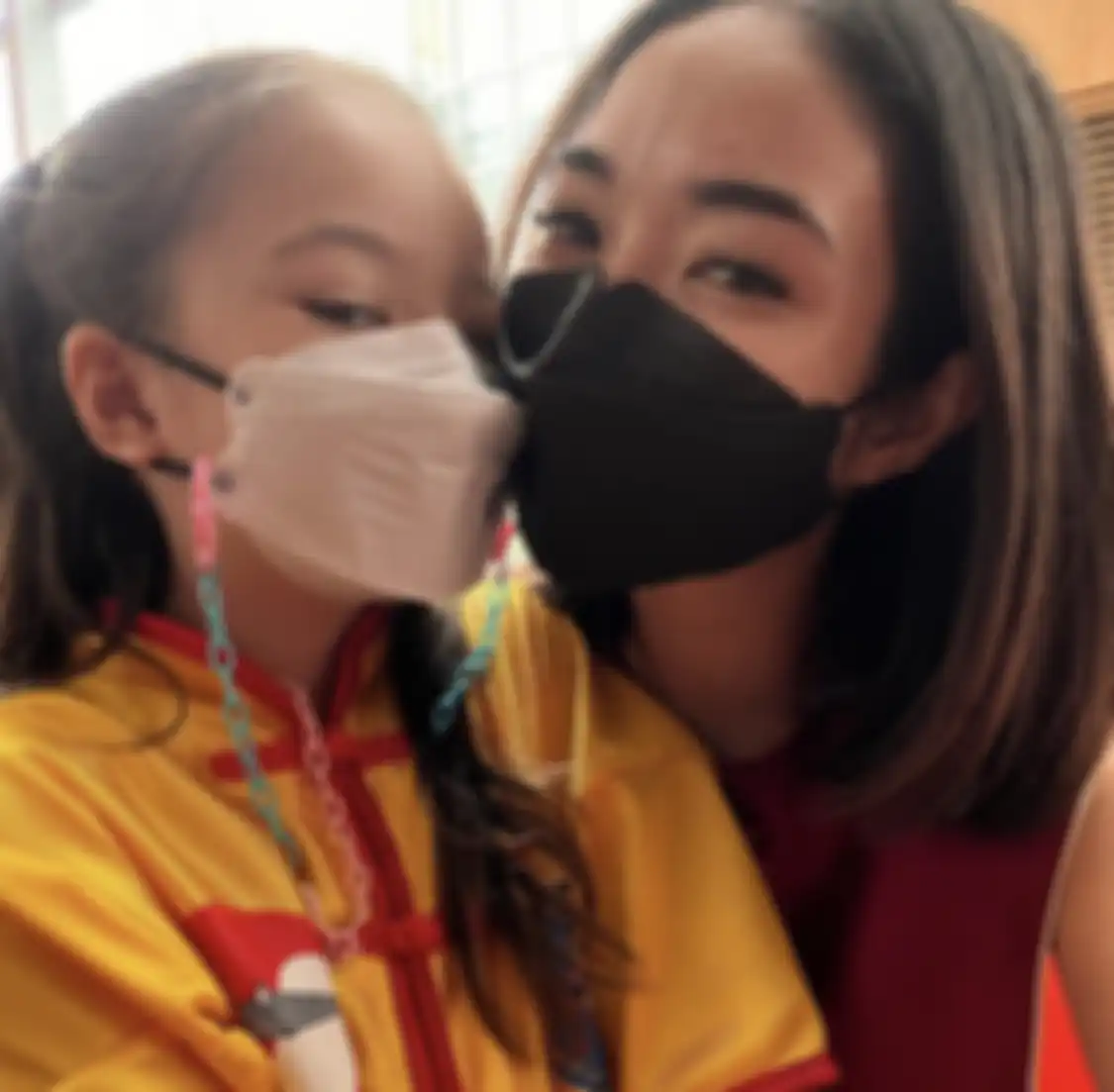 Foto Gisella Anastasia bersama Gempita Nora Marten di acara perayaan Imlek.