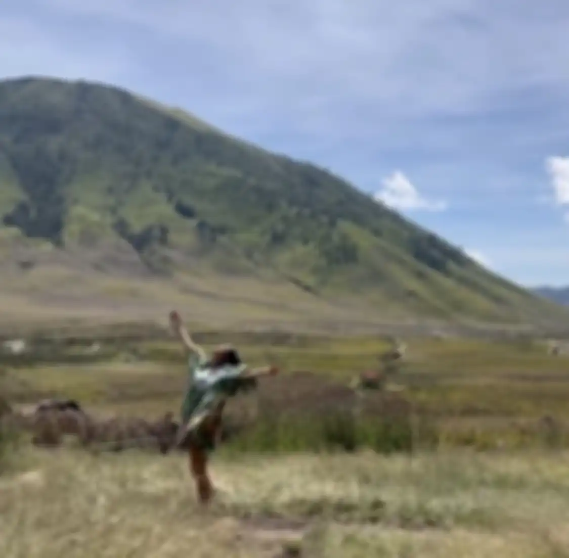 Gisel pamer goyangan tubuh di Gunung Bromo setelah baru tahu bisa capture foto dari video. Istri Sammy Simorangkir respons begini.