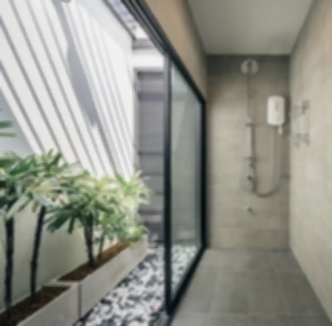 Begini desain kamar mandi terbuka di rumah minimalis yang mungkin diminati pemilik hunian. Foto dekorasinya bikin rileks.