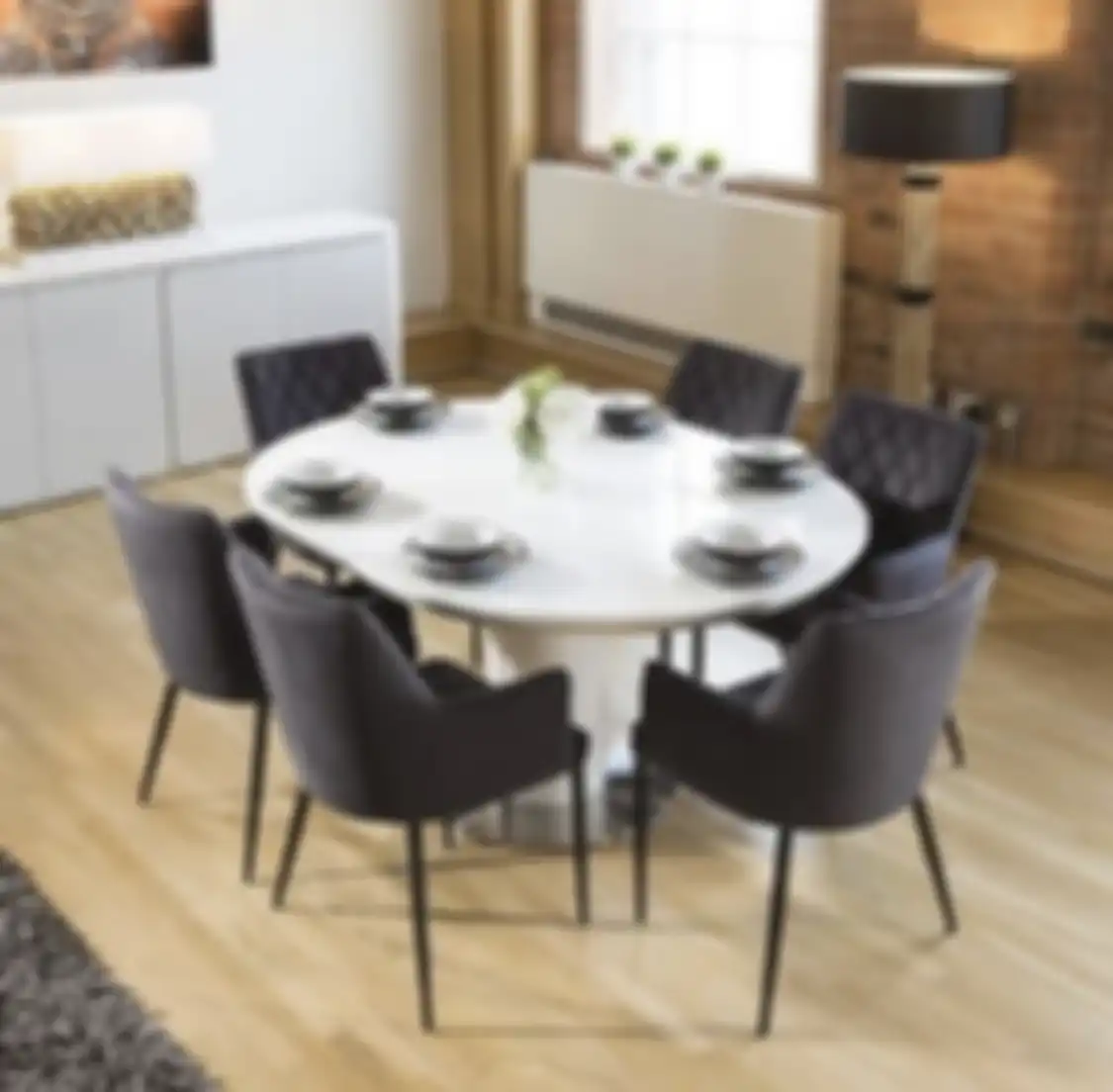 Desain ruang makan yang diberi sentuhan unik bikin penghuni rumah minimalis senyum-senyum. Foto interiornya jadi referensi.
