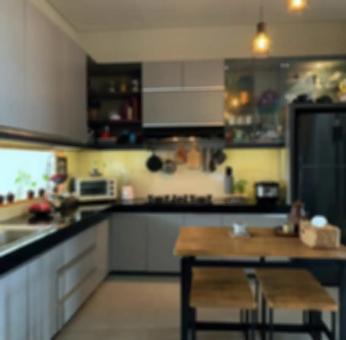 Desain dapur mungil yang menjadi satu dengan ruang makan dan area keluarga ternyata wajib pakai warna ini. Lihat foto interiornya.