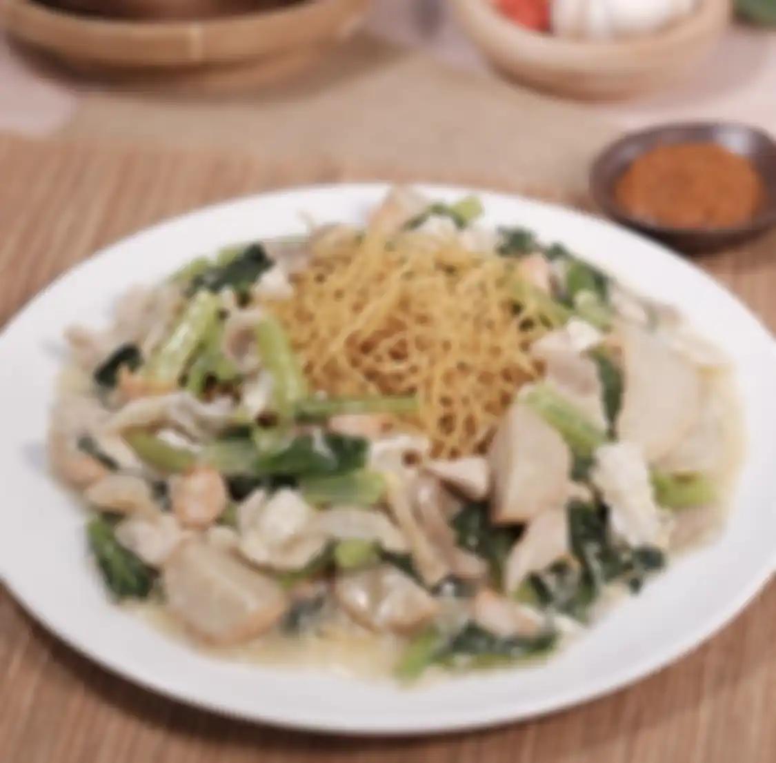 Mencari sarapan enak di Makassar, kita wajib mencicipi 4 tempat wisata kuliner dengan sajian menu mi titi. Ini foto sajiannya.