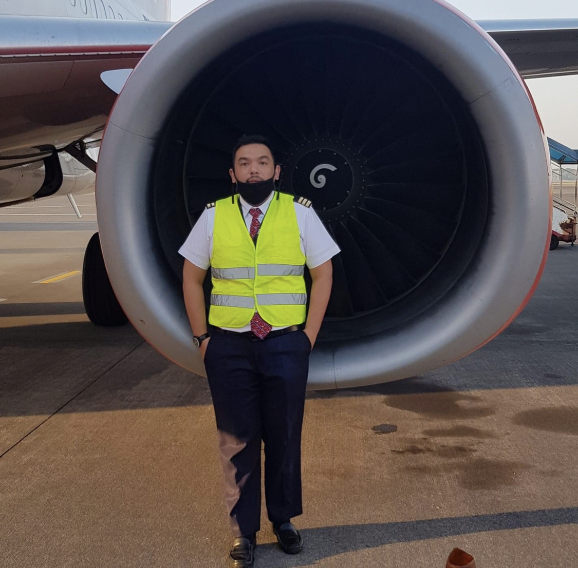 Bangga Luhur Insani pilot Lion Air memiliki jam terbang cukup tinggi. Pesawatnya mengalami insiden. 
