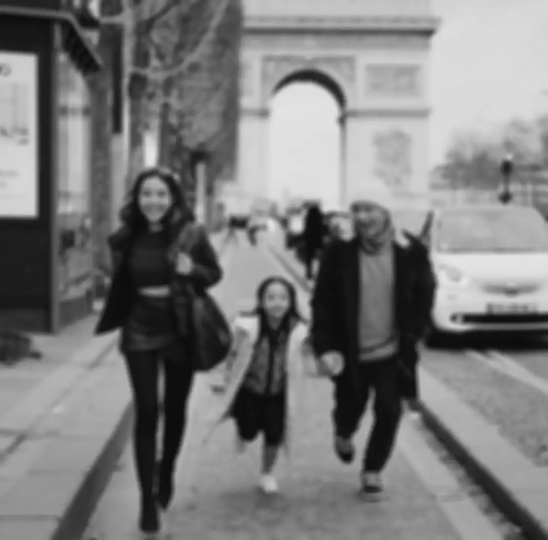 Foto kompak keluarga kecil yang telah terpisah. Gisel, Gempi, dan Gading tettawa bersama di Paris.